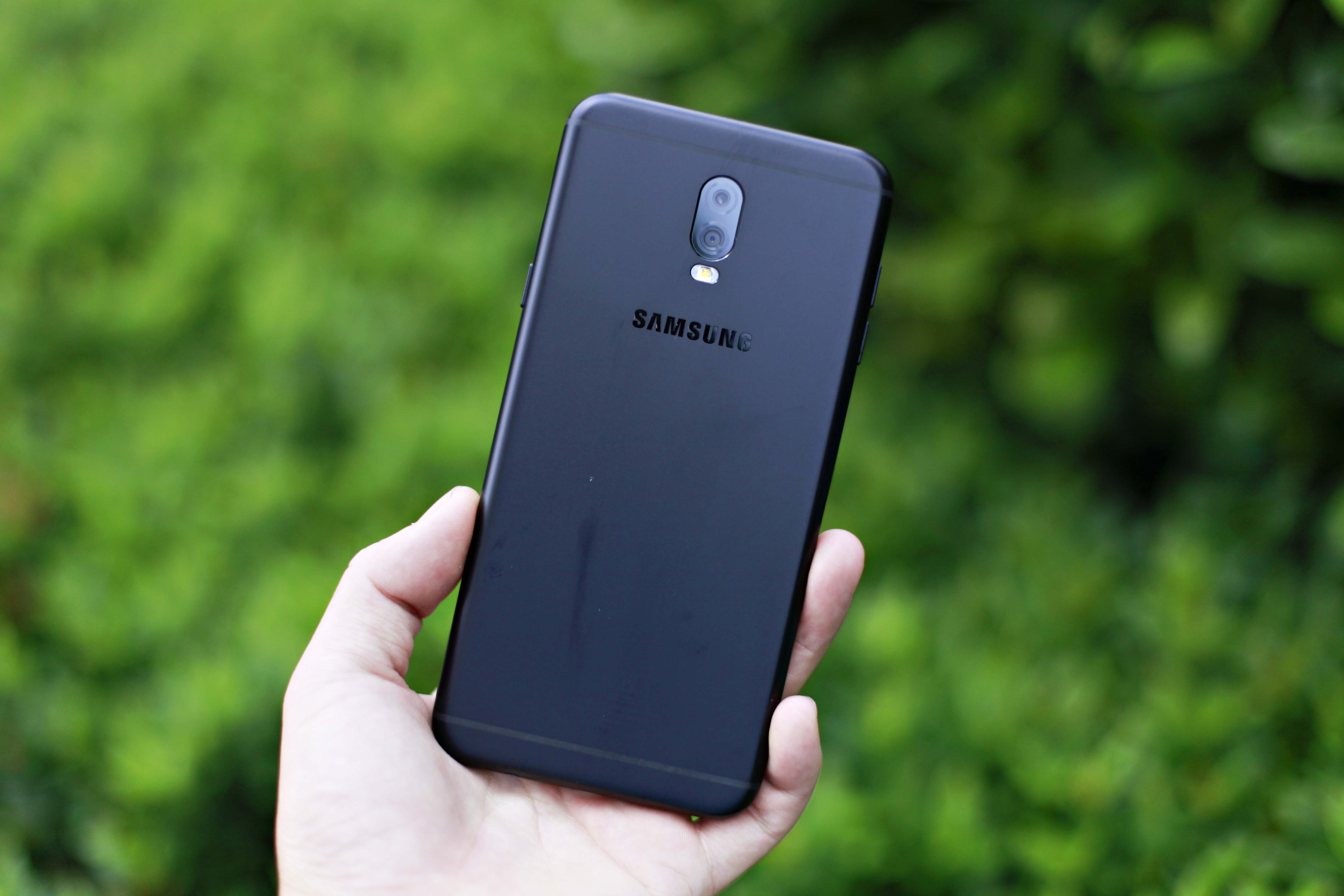 Loat smartphone tam trung hap dan moi len ke hinh anh