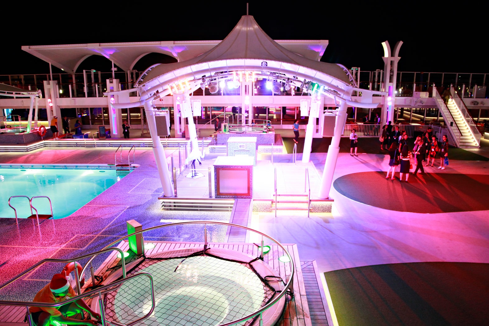 Kham pha tau 5 sao moi cap cang Viet Nam hinh anh