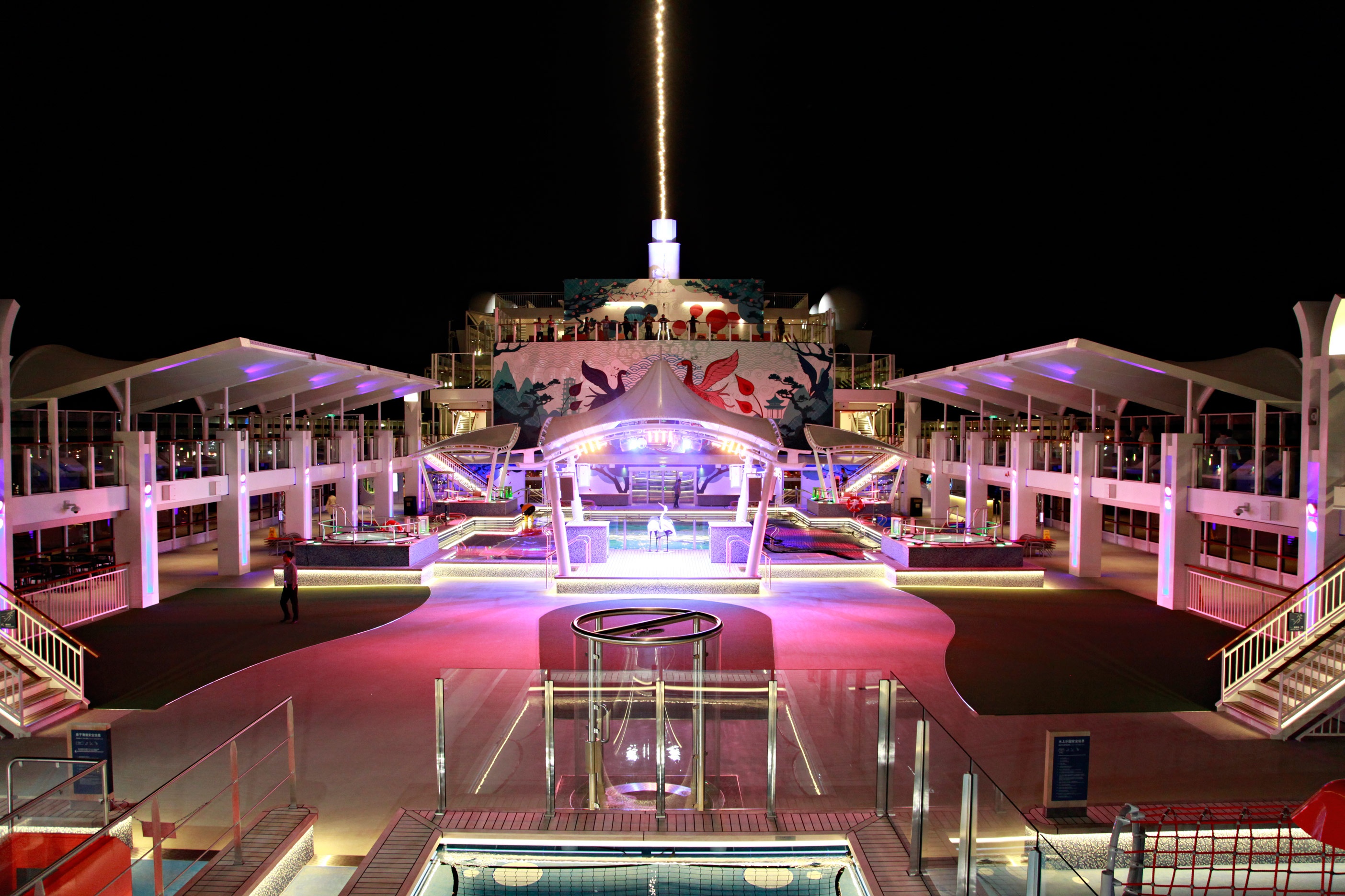 Ben trong tau 5 sao World Dream moi den Viet Nam hinh anh