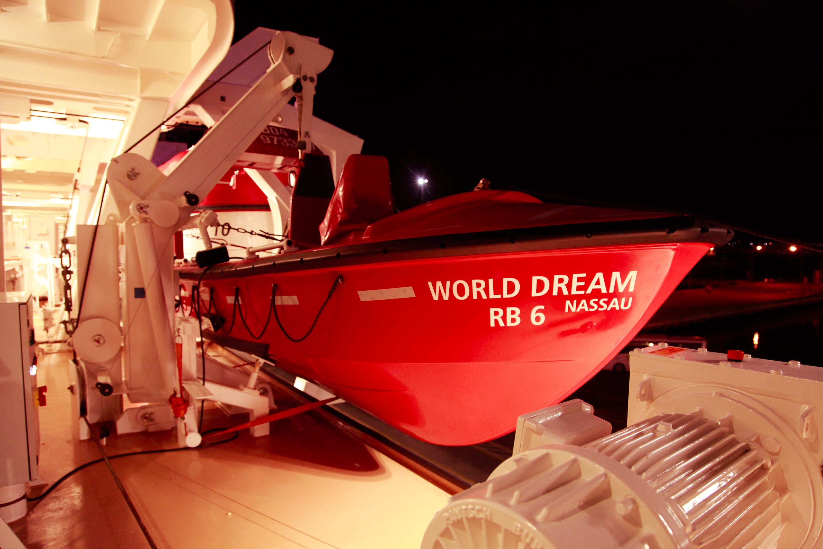 Tau 5 sao World Dream den Viet Nam anh 12