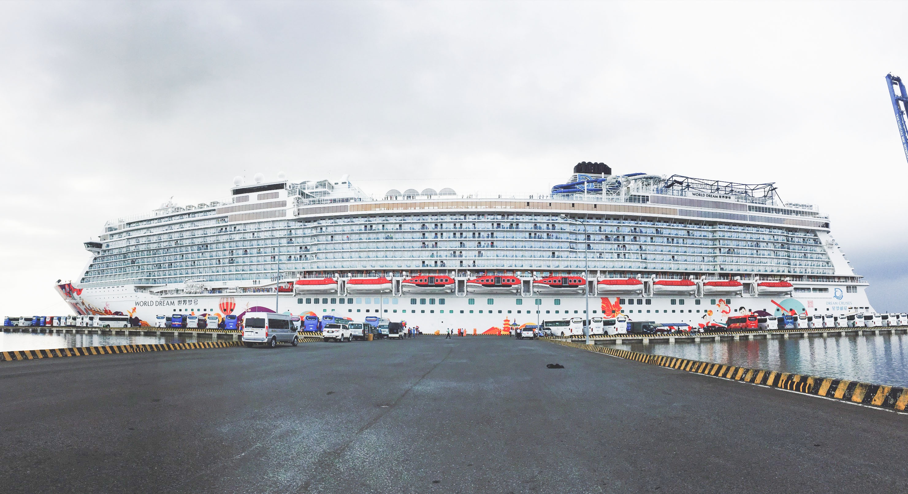 Tau 5 sao World Dream den Viet Nam anh 1