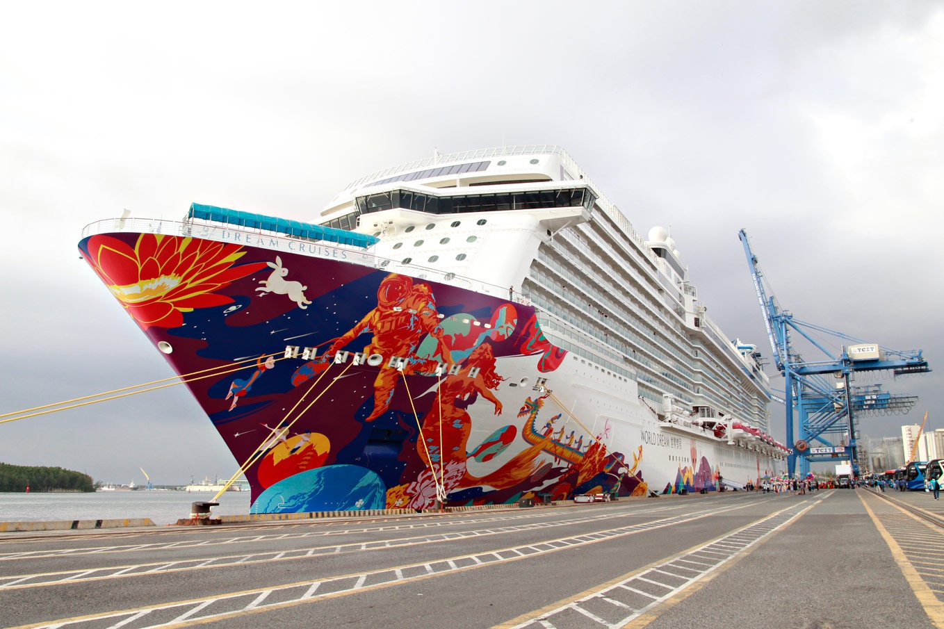 Ben trong du thuyen 5 sao World Dream vua den Viet Nam hinh anh