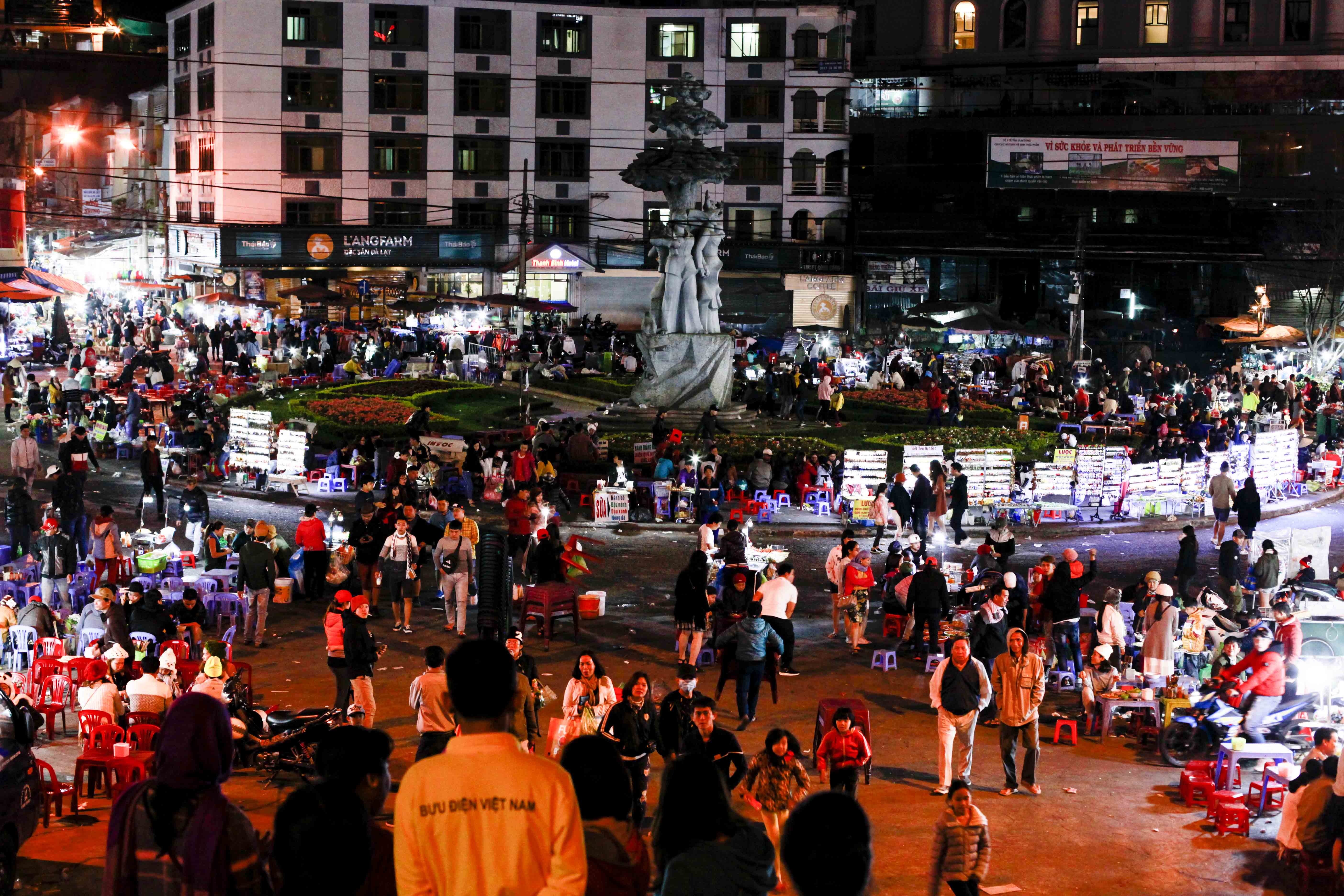 Canh bat nhao, lon xon o cho dem Da Lat hinh anh