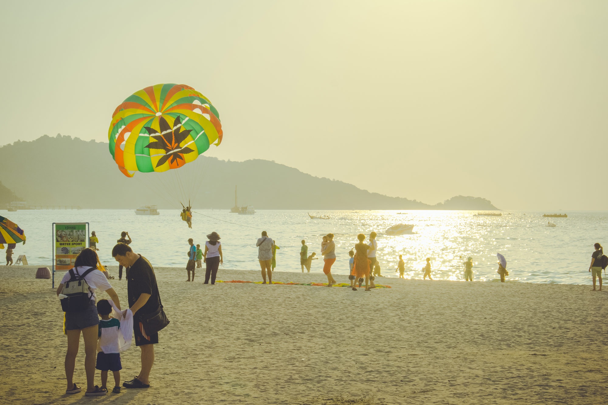 Nhung ngay he ruc ro o Phuket hinh anh