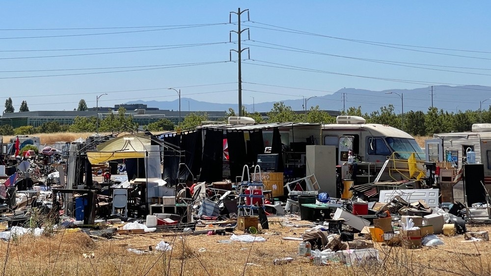 Nguoi vo gia cu dang song nho tru so Apple anh 2