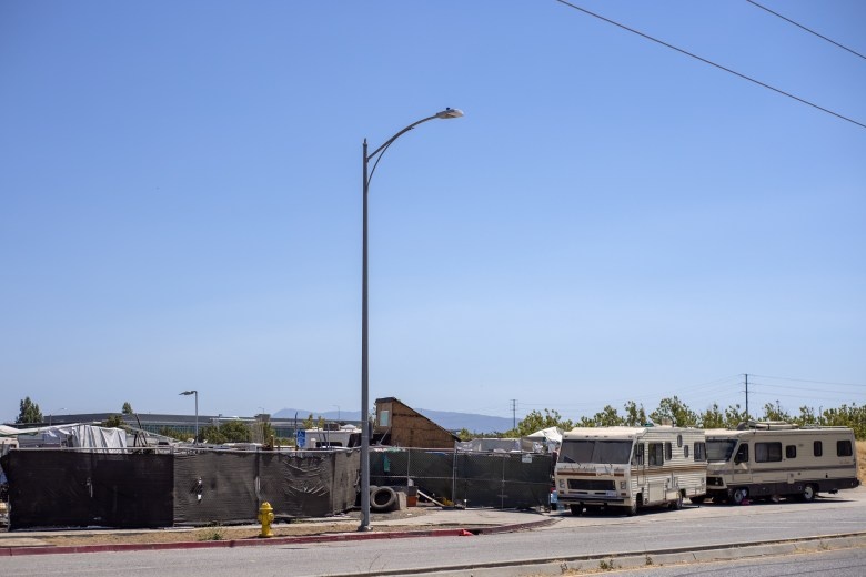 Nguoi vo gia cu dang song nho tru so Apple anh 1