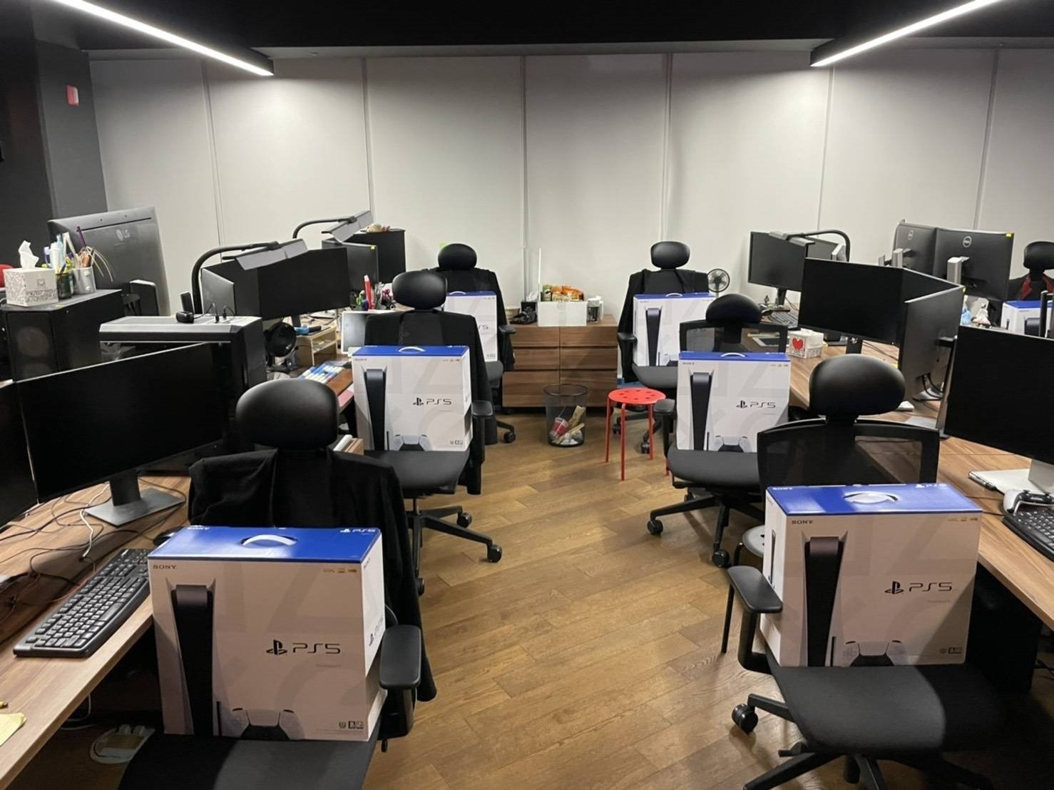 Cong ty tang PS5 cho moi nhan vien hinh anh