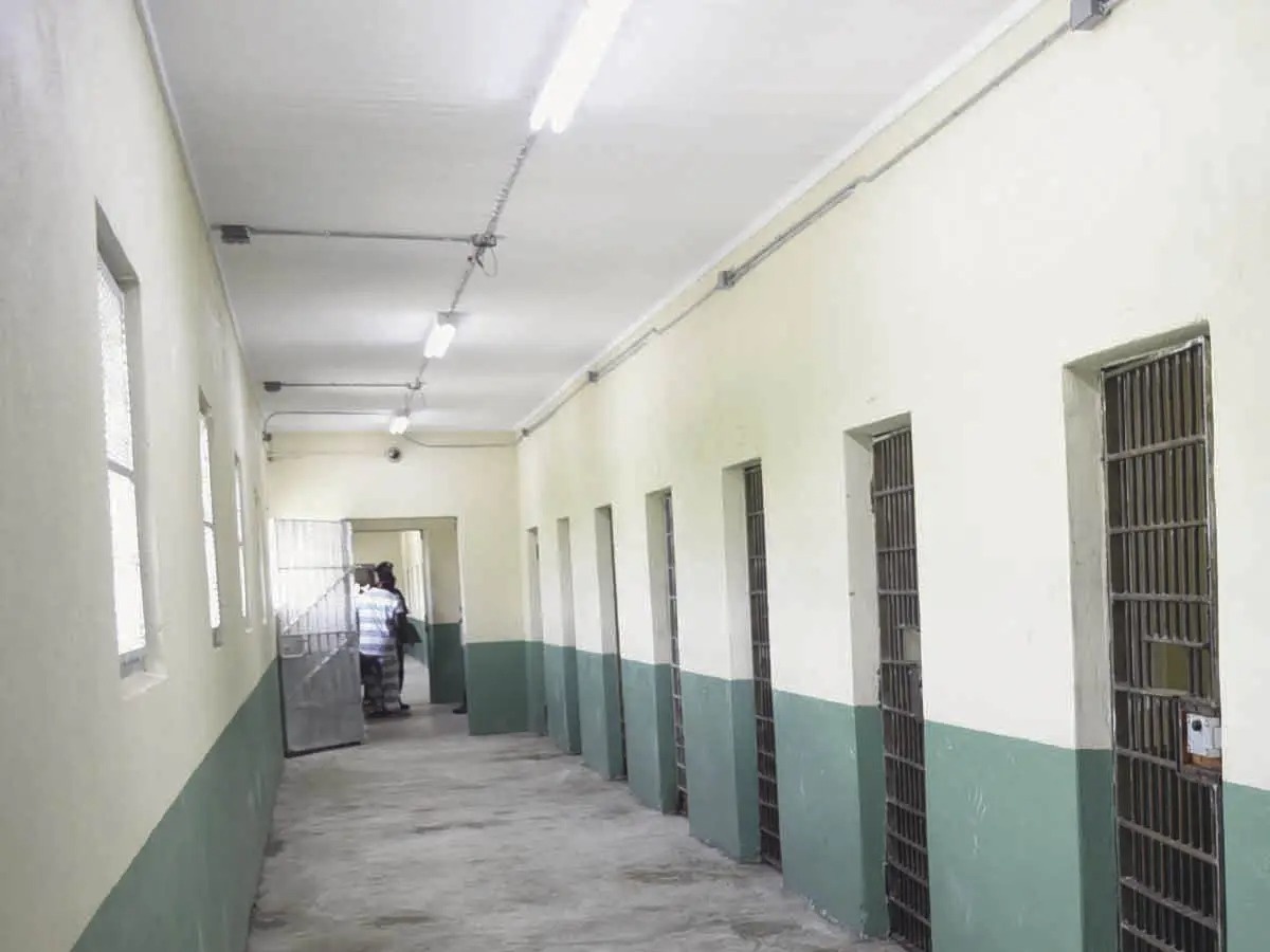 Sam Bankman-Fried di tu anh 1