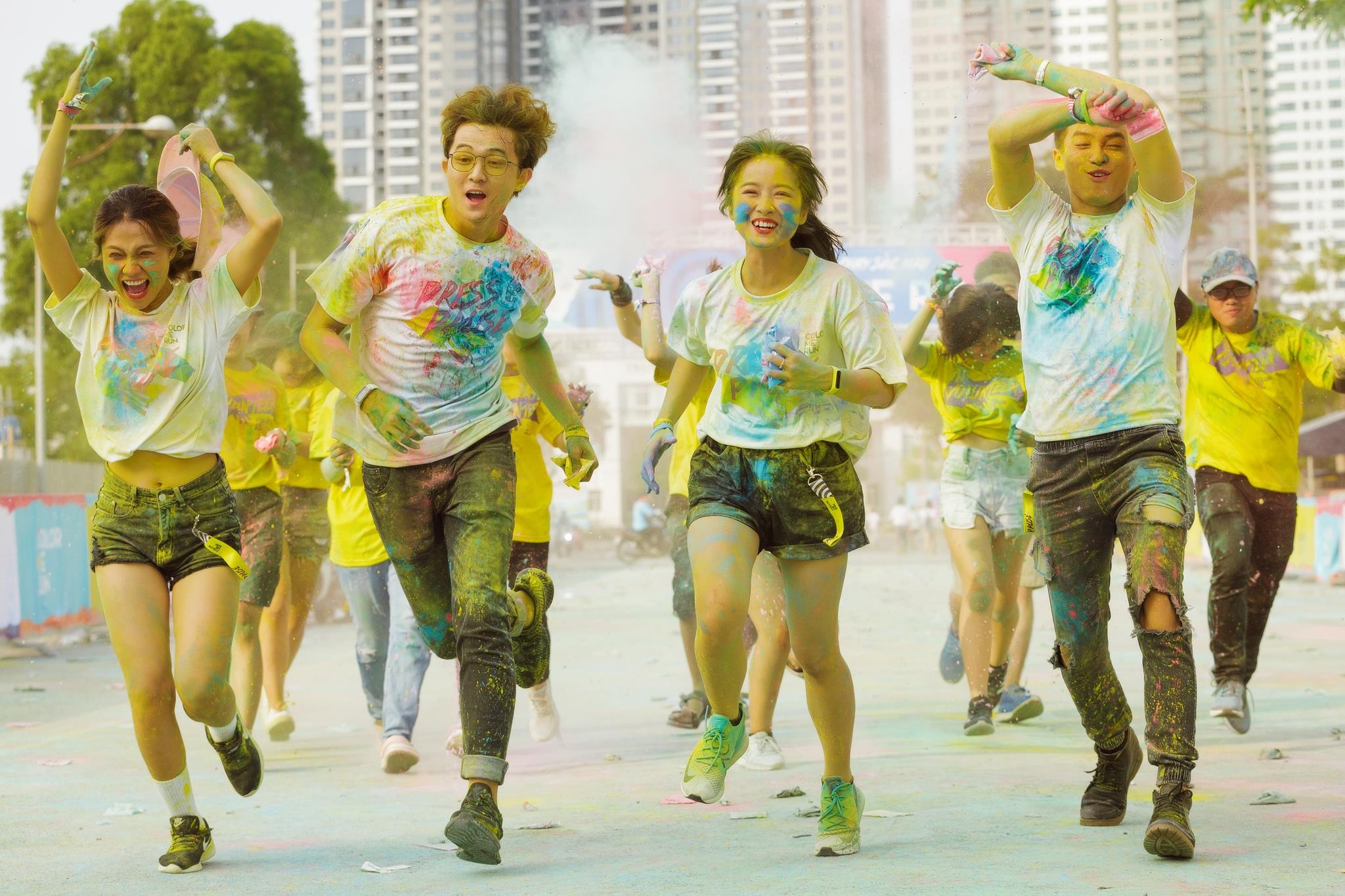 Duong chay Color Me Run day mau sac nhung day moi la dieu noi bat nhat hinh anh