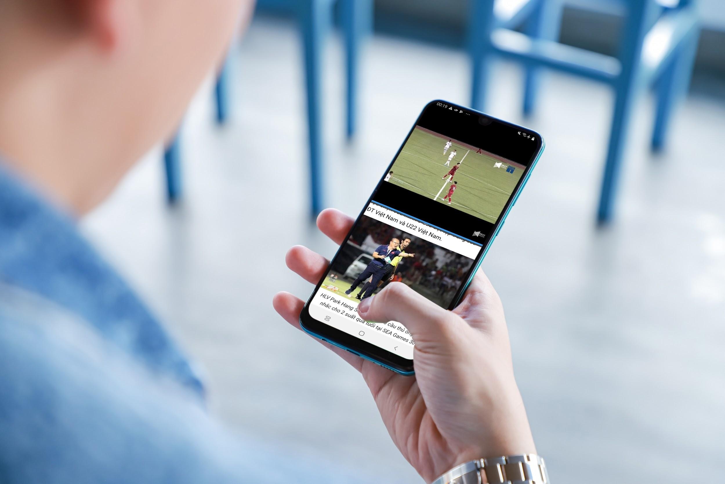 Galaxy A50s sac 10 phut de nhan tin, xem bong da suot 3 gio hinh anh