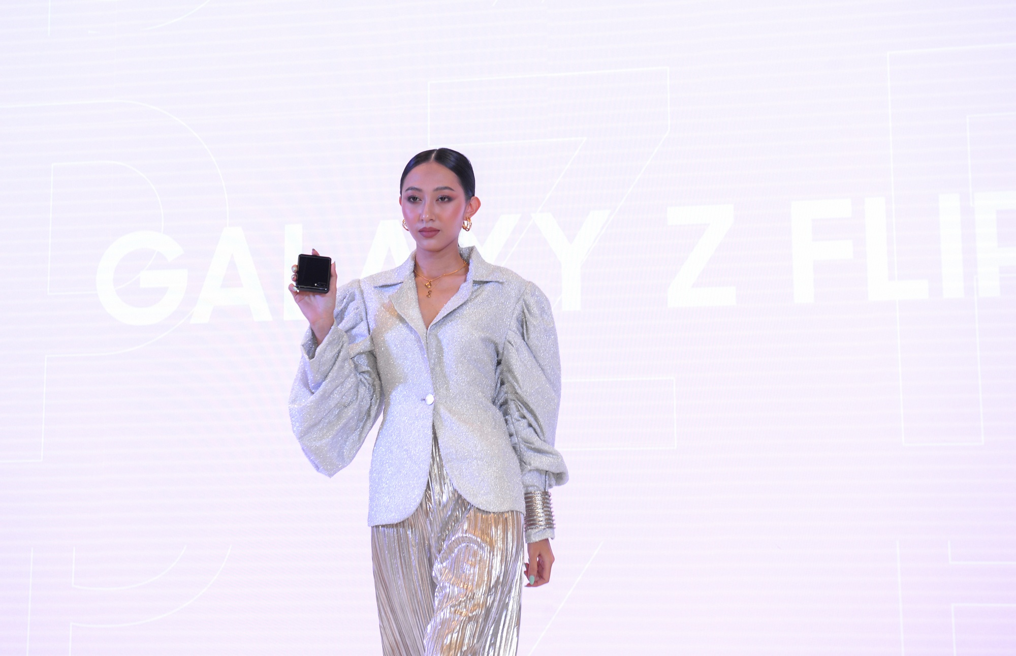 Smartphone man hinh gap Samsung anh 1