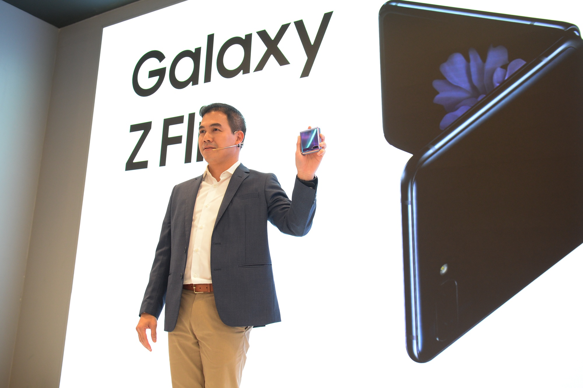 Smartphone man hinh gap Samsung anh 10