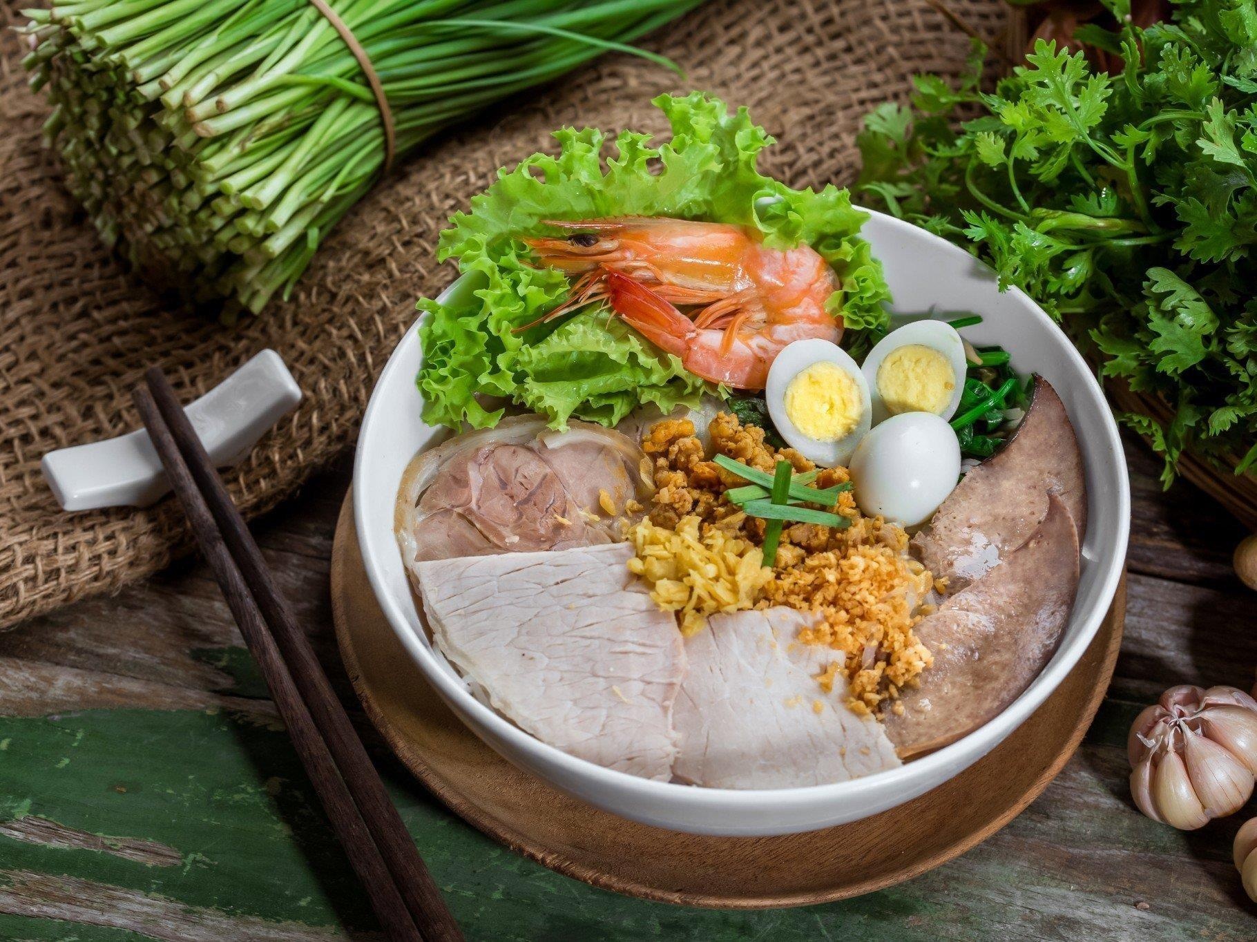 Thuong thuc 5 kieu hu tieu am ap ngay mat troi o TP.HCM hinh anh