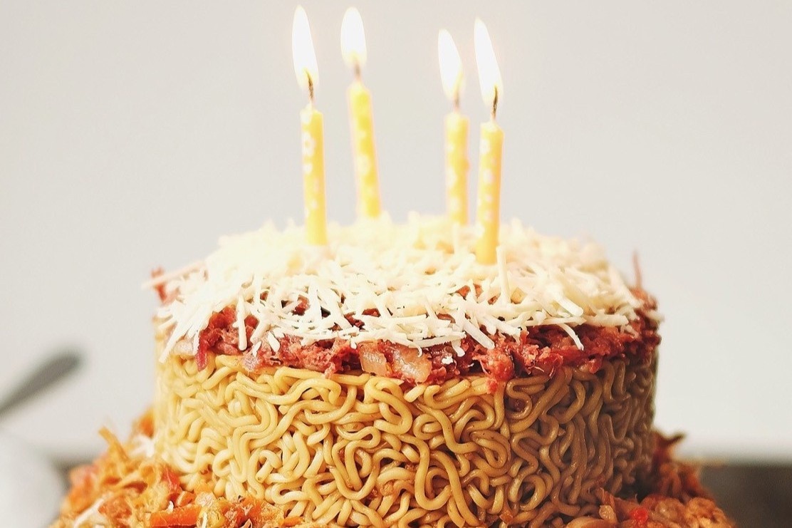 Banh sinh nhat lam tu mi goi moi la tai Indonesia hinh anh