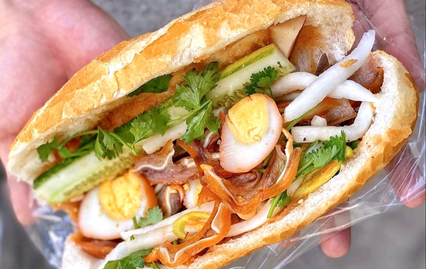 Banh mi pha lau tai heo va 4 loai banh mi hut khach tai TP.HCM hinh anh