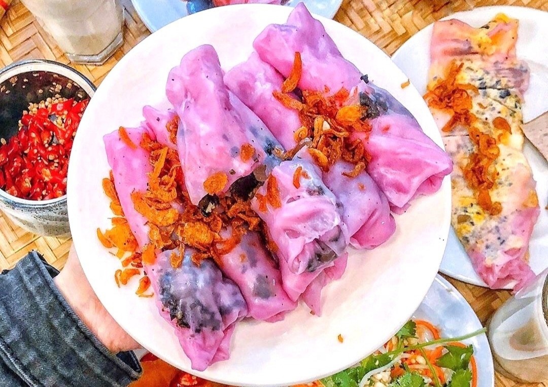 Mon banh cuon mau hong hut khach duoc lam tu loai qua nao? hinh anh
