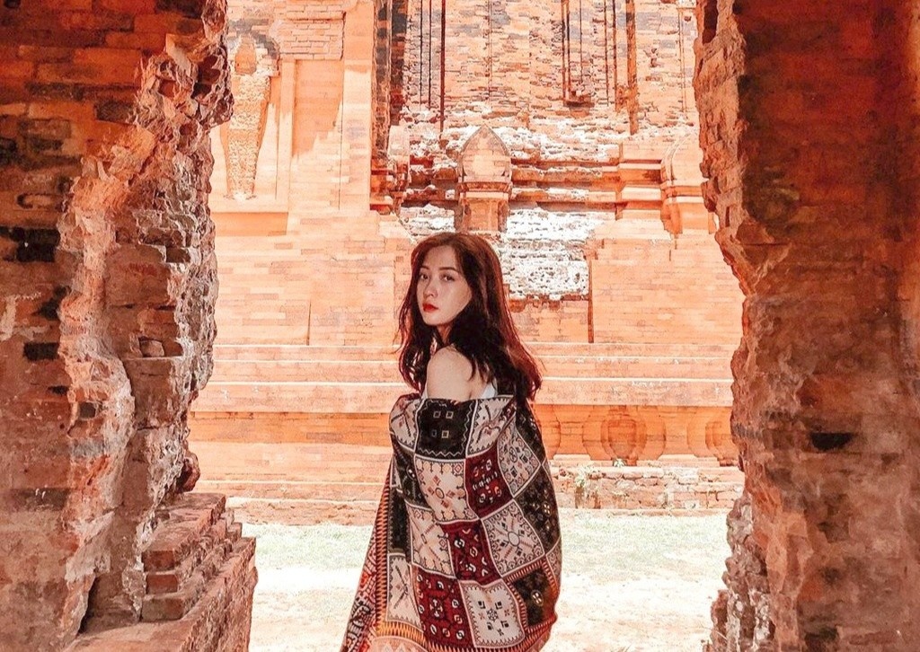 Thap Banh It hut khach check-in nam tai tinh nao? hinh anh