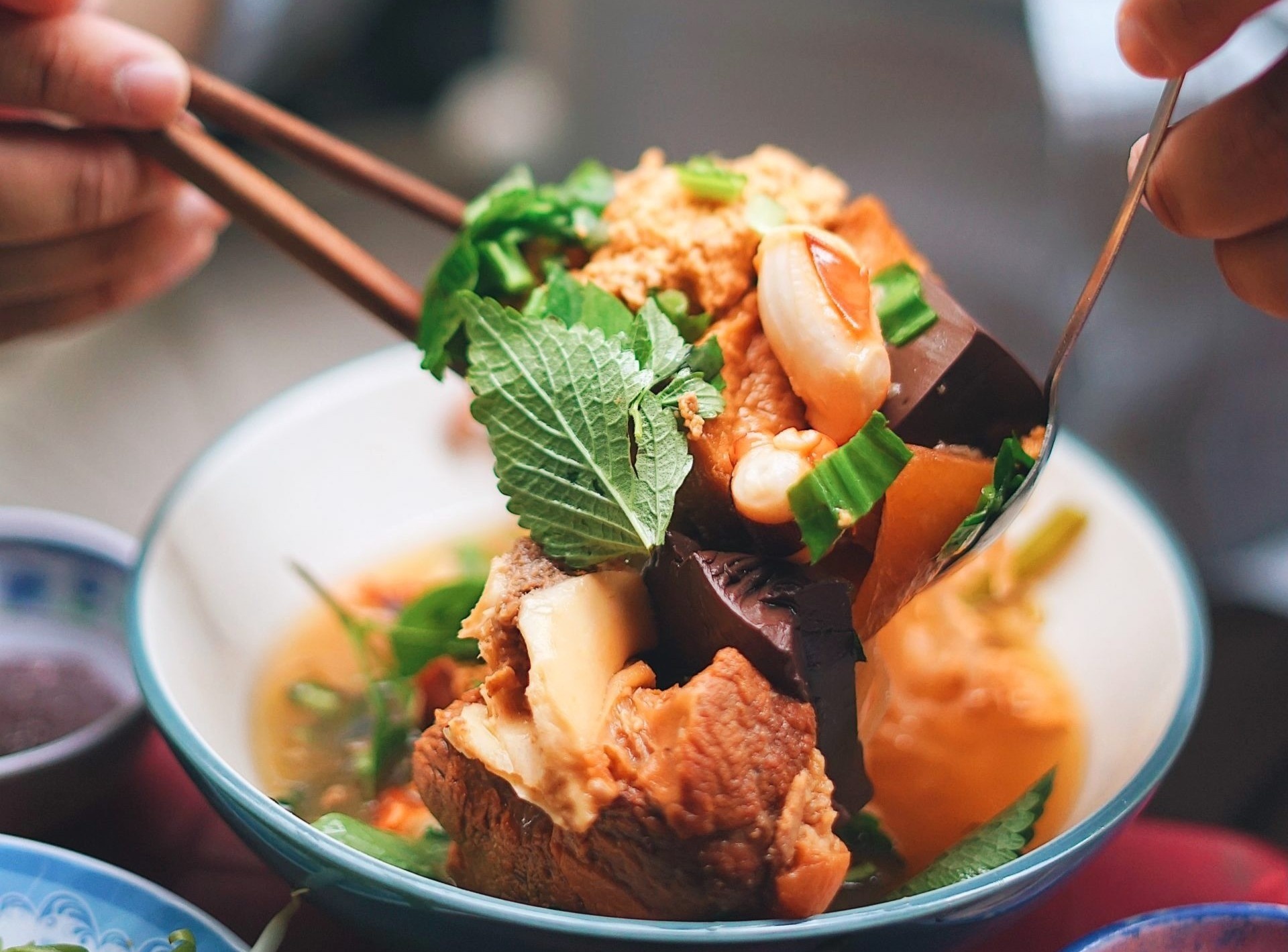 Bun rieu bach tuoc la vi, hut khach sanh an tai TP.HCM hinh anh