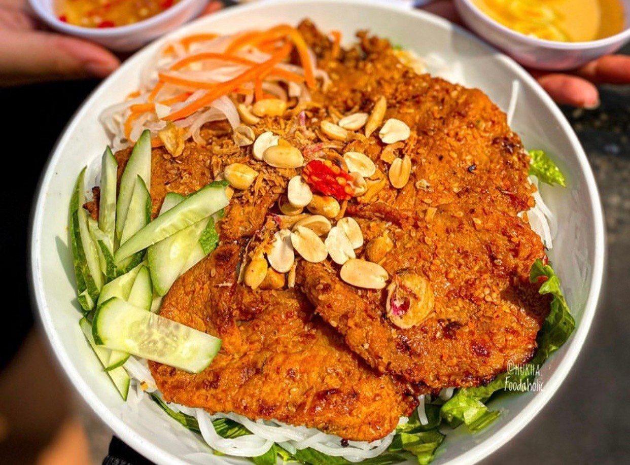 Bun thit nuong va loat mon ngon giao tan noi o TP.HCM hinh anh