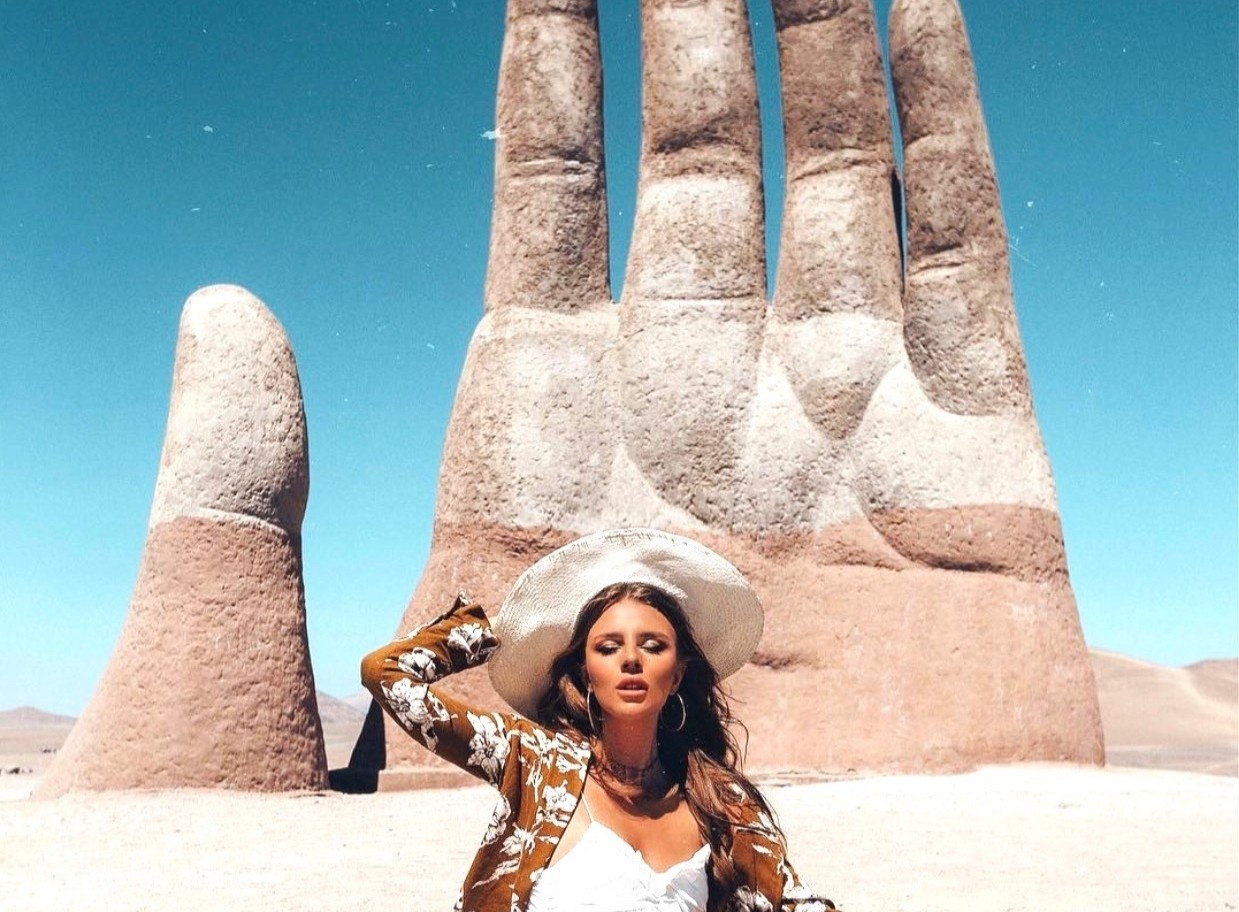 Ban tay khong lo moc giua sa mac nao? hinh anh