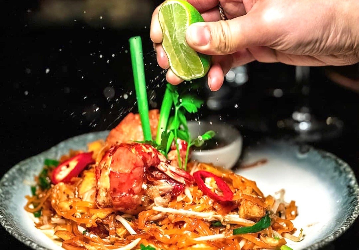 Pad Thai va loat mon ngon doi vi bua trua o TP.HCM hinh anh