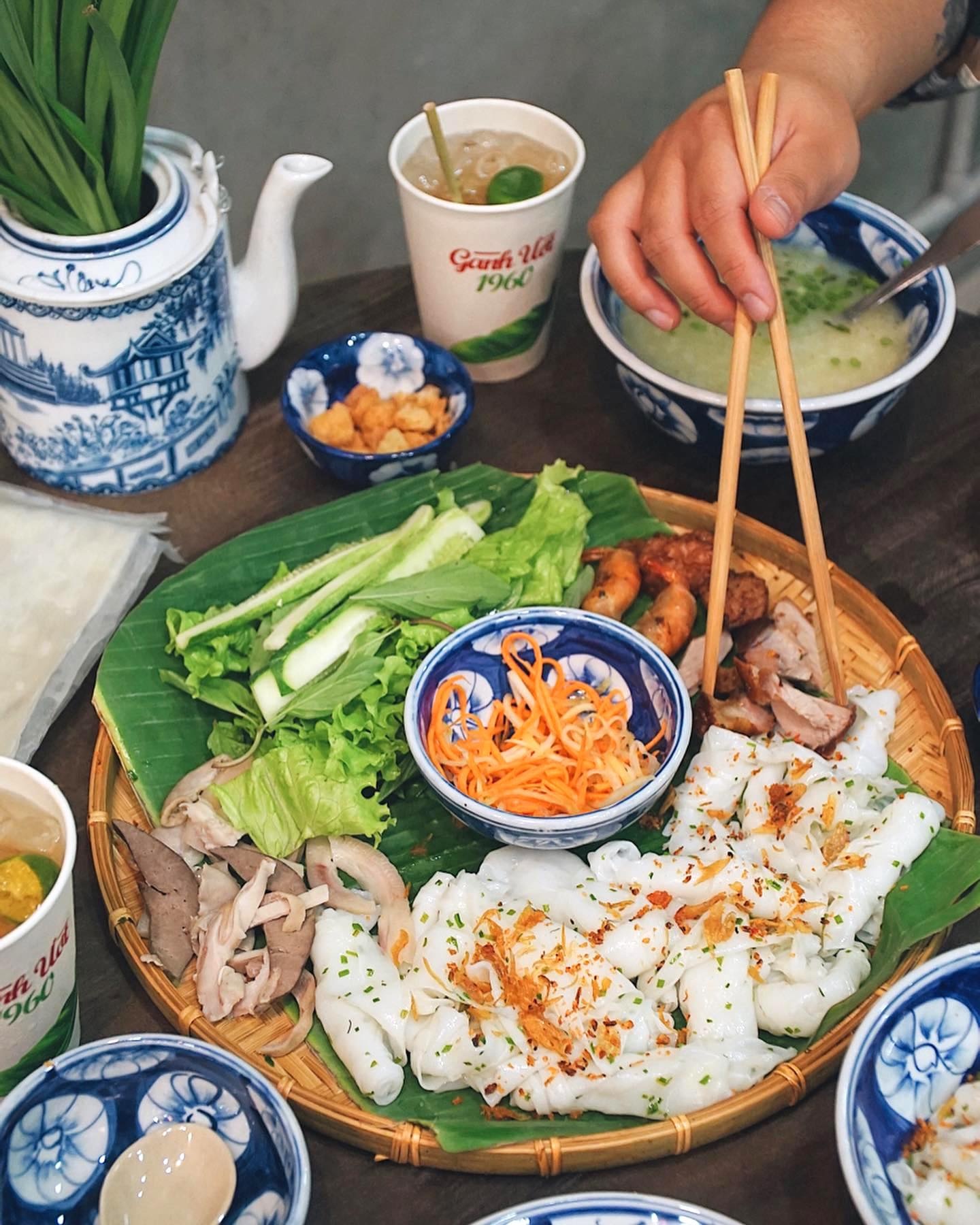 Banh uot heo quay sot trung muoi va loat mon ngon hut thuc khach hinh anh