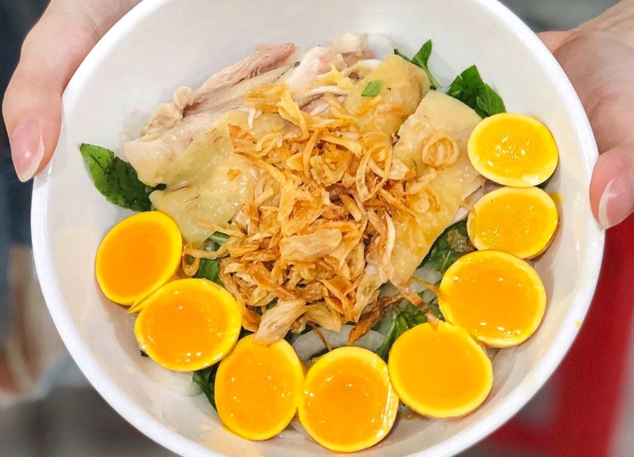 Banh uot long ga va loat dac san don tim thuc khach tai TP.HCM hinh anh