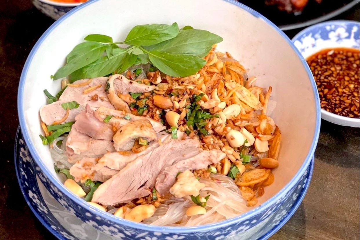 Mien ngan tron va loat mon an chieu hap dan tai TP.HCM hinh anh