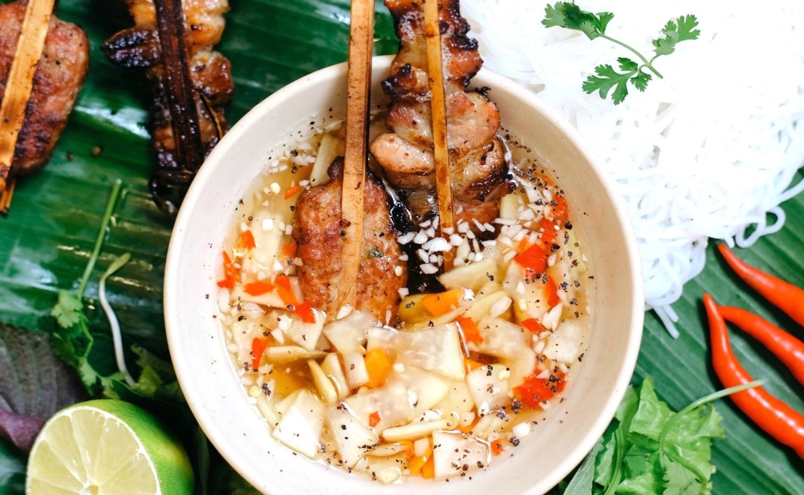 Bun cha que tre va loat mon nguoi hut khach ngay he o TP.HCM hinh anh