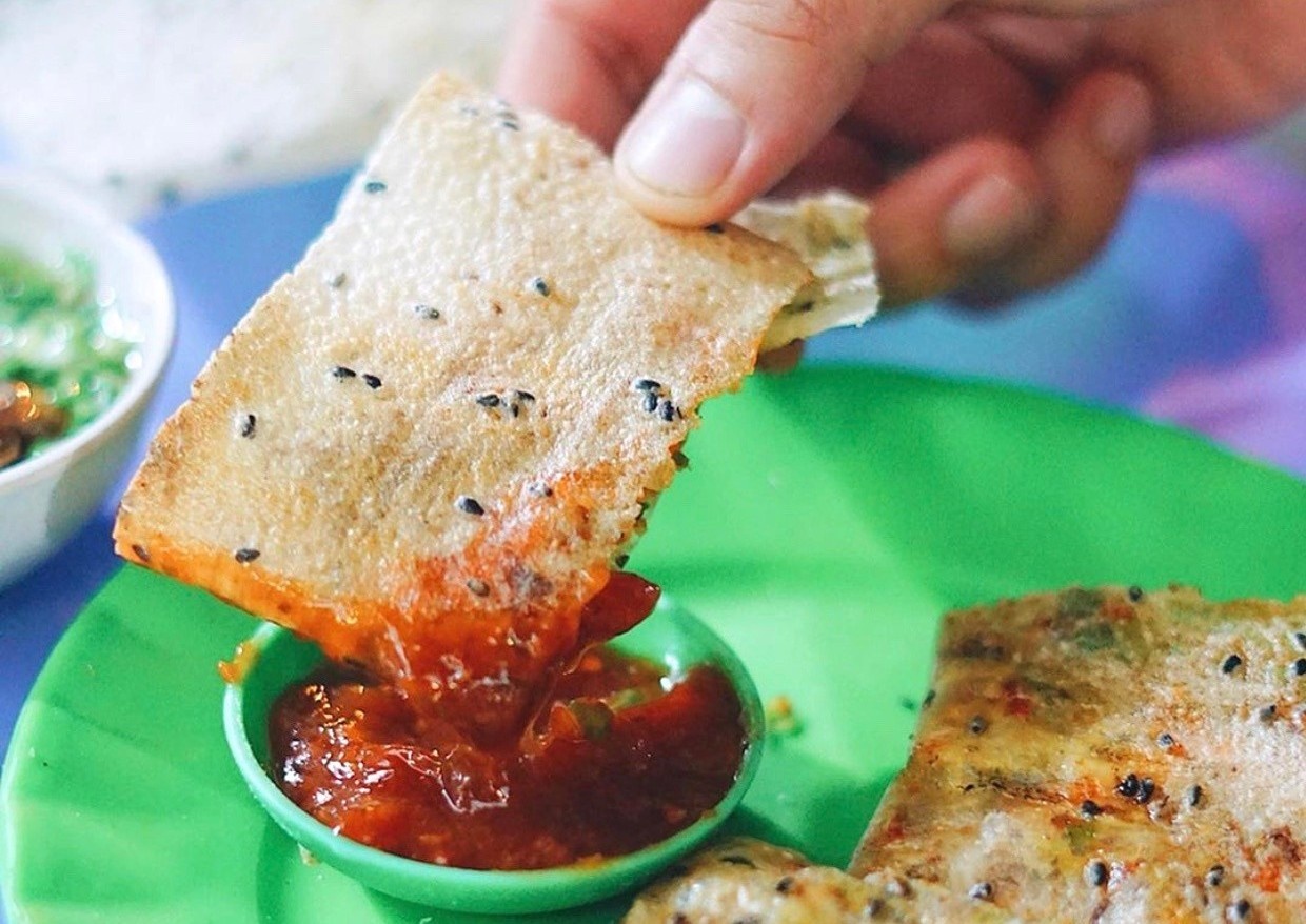 Banh trang nuong mam ruoc va loat mon hut gioi tre o TP.HCM hinh anh