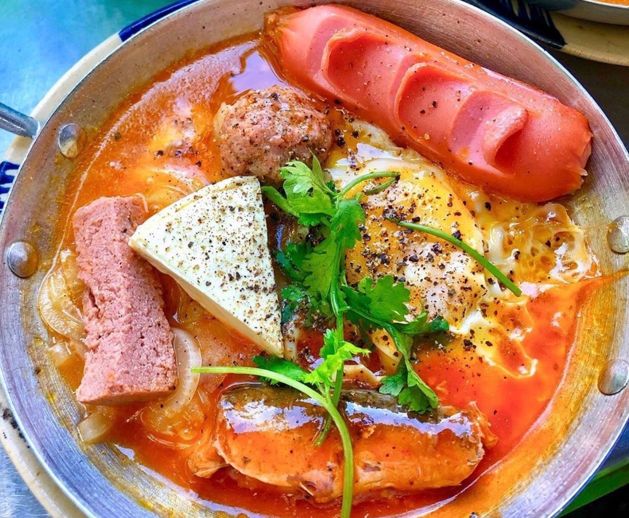 Banh mi chao va loat mon ngon doi vi bua sang o TP.HCM hinh anh