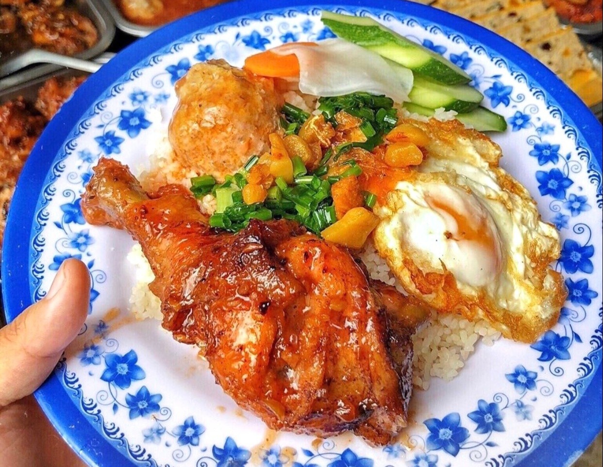 Com ga va muon kieu com ngon doi vi ngay he o TP.HCM hinh anh