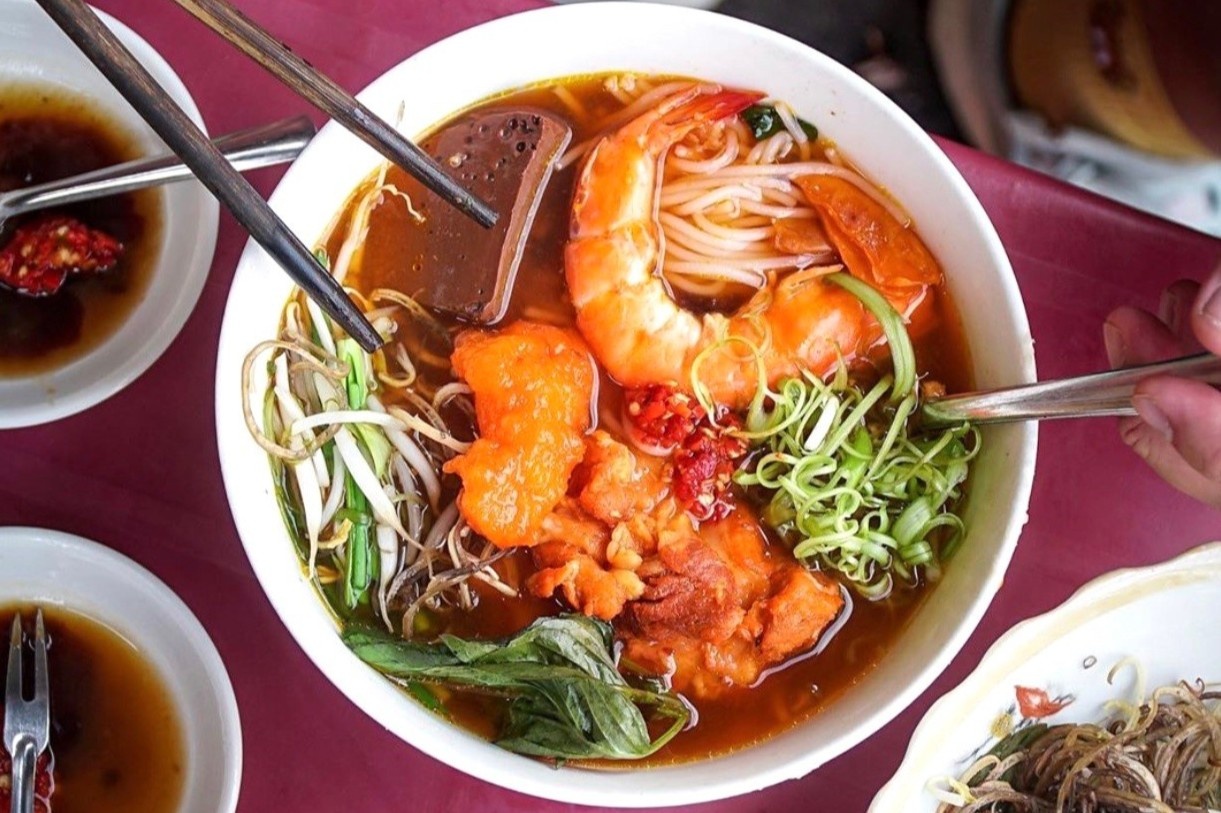 4 kieu bun nong hoi hut khach o TP.HCM hinh anh