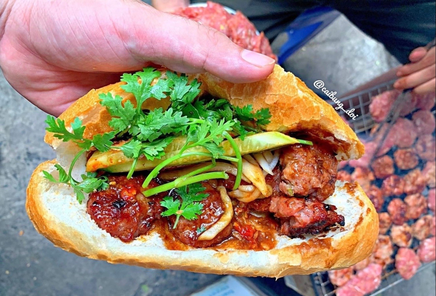 Banh mi thit nuong va loat phien ban la vi hut khach o TP.HCM hinh anh