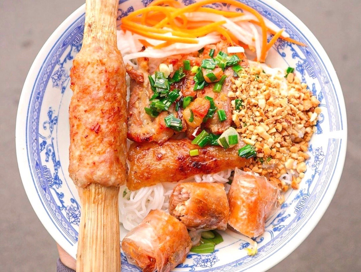 Bun nem nuong mia va 3 dac san soi hut khach o TP.HCM hinh anh