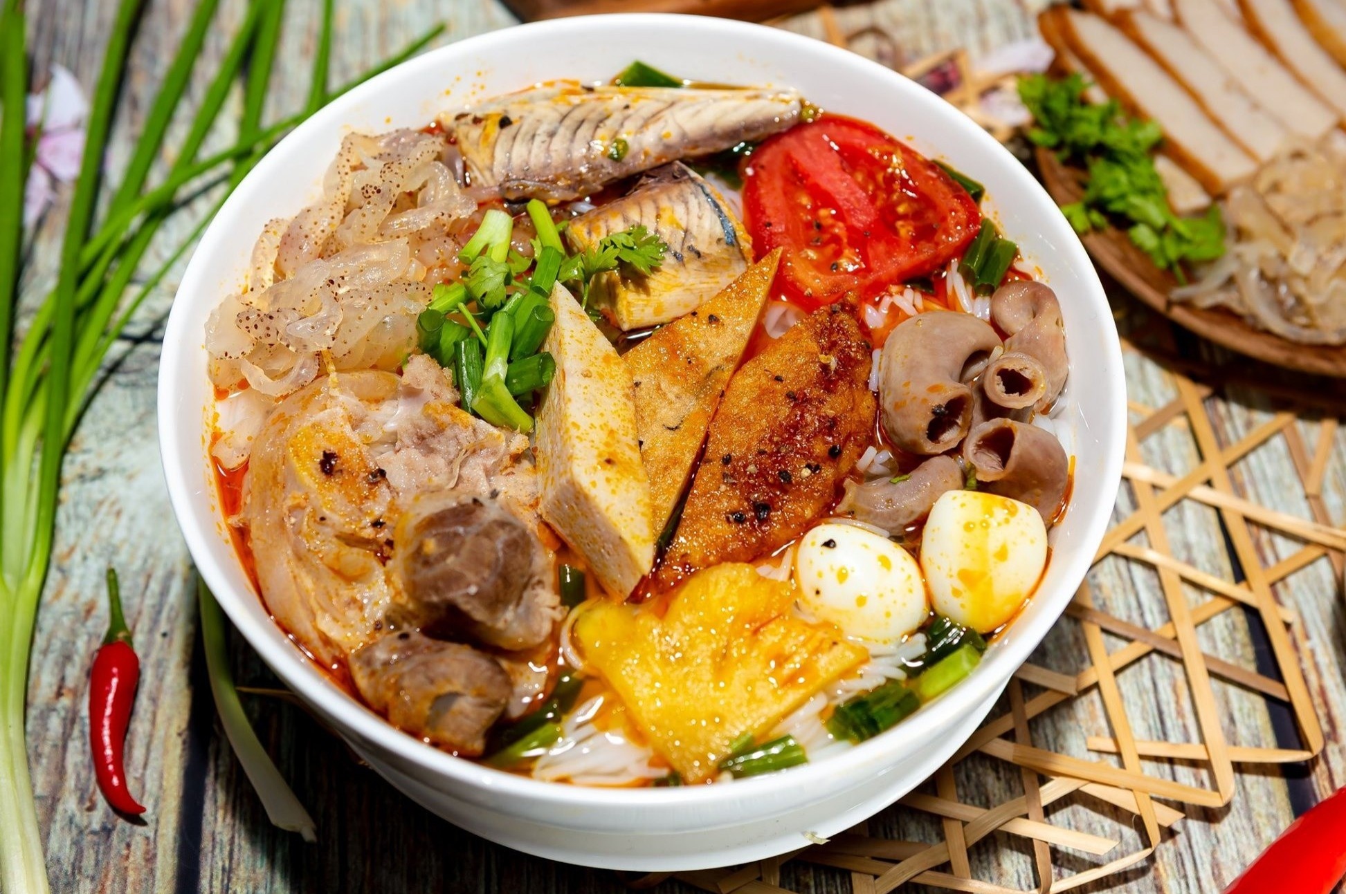 3 tiem an nhieu mon ngon mien Trung hut khach o TP.HCM hinh anh