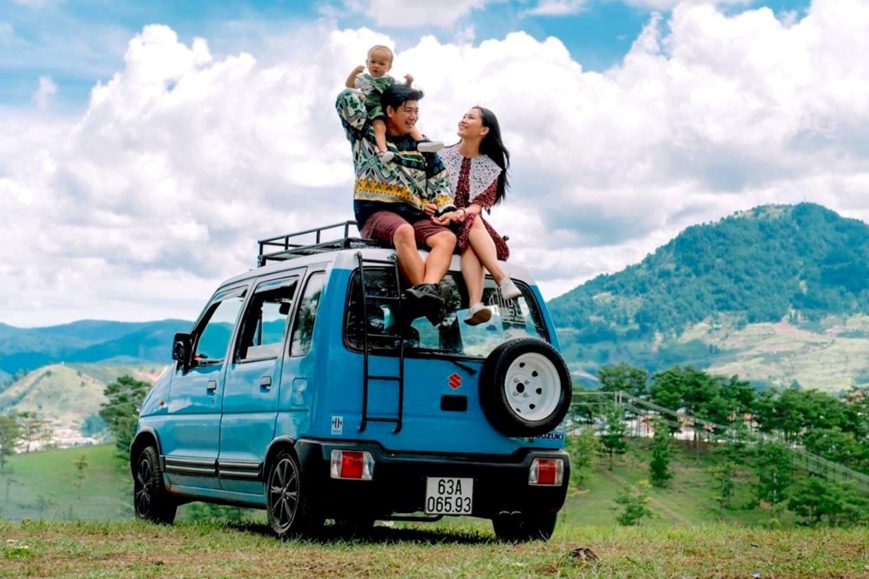 Gia dinh vi vu khap Viet Nam bang oto tu cai tao hinh anh