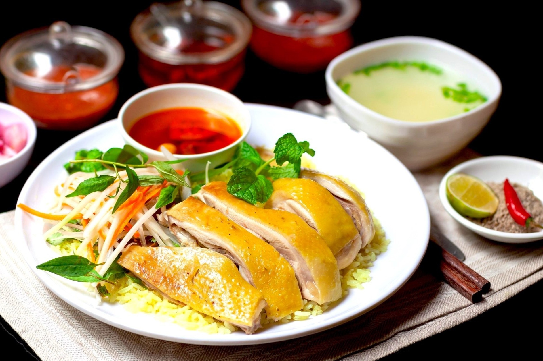 Tai sao com ga thuong co mau vang? hinh anh