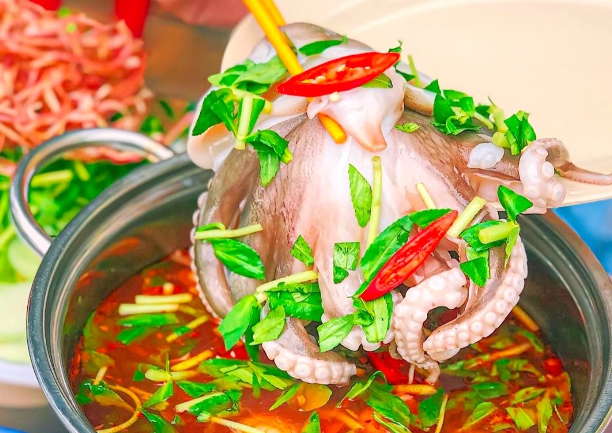 Tan huong bua tiec Giang sinh ngap hai san o TP.HCM hinh anh