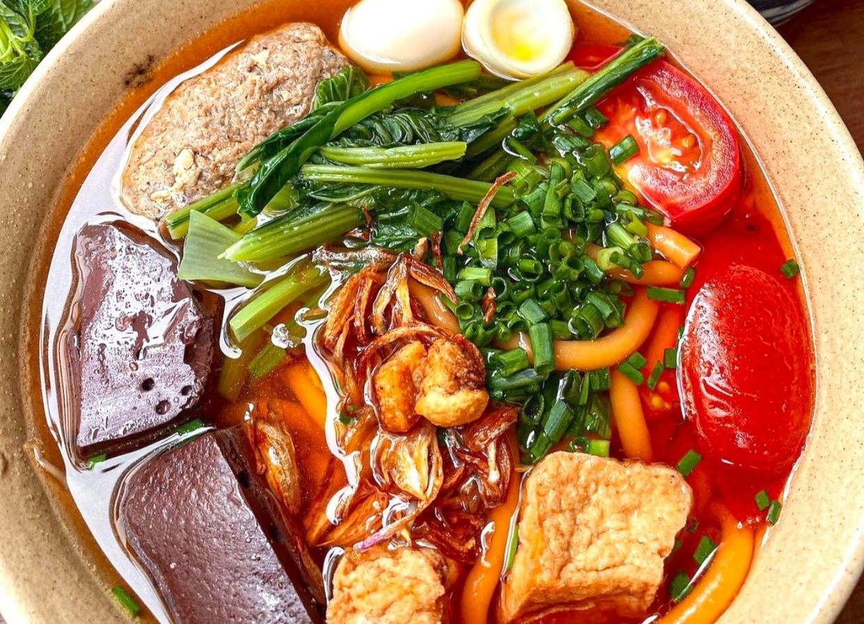 Muon kieu bun nong cho ngay troi tro lanh o TP.HCM hinh anh