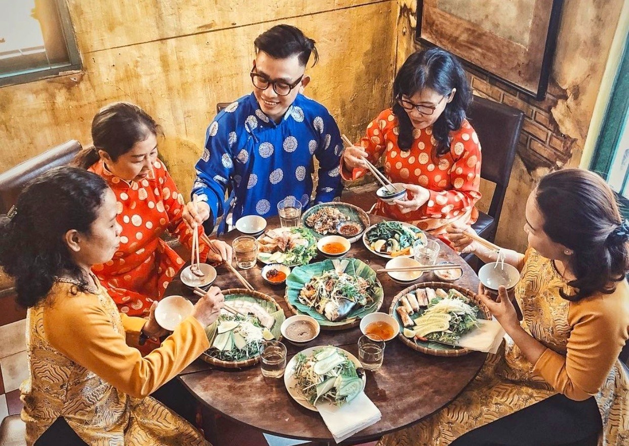 Thuong thuc mon ngon 3 mien dip can Tet o TP.HCM hinh anh