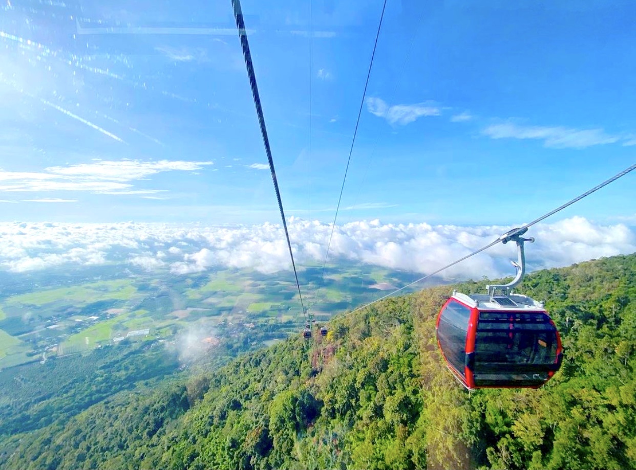 Nha ga cap treo lon nhat the gioi o Viet Nam hinh anh