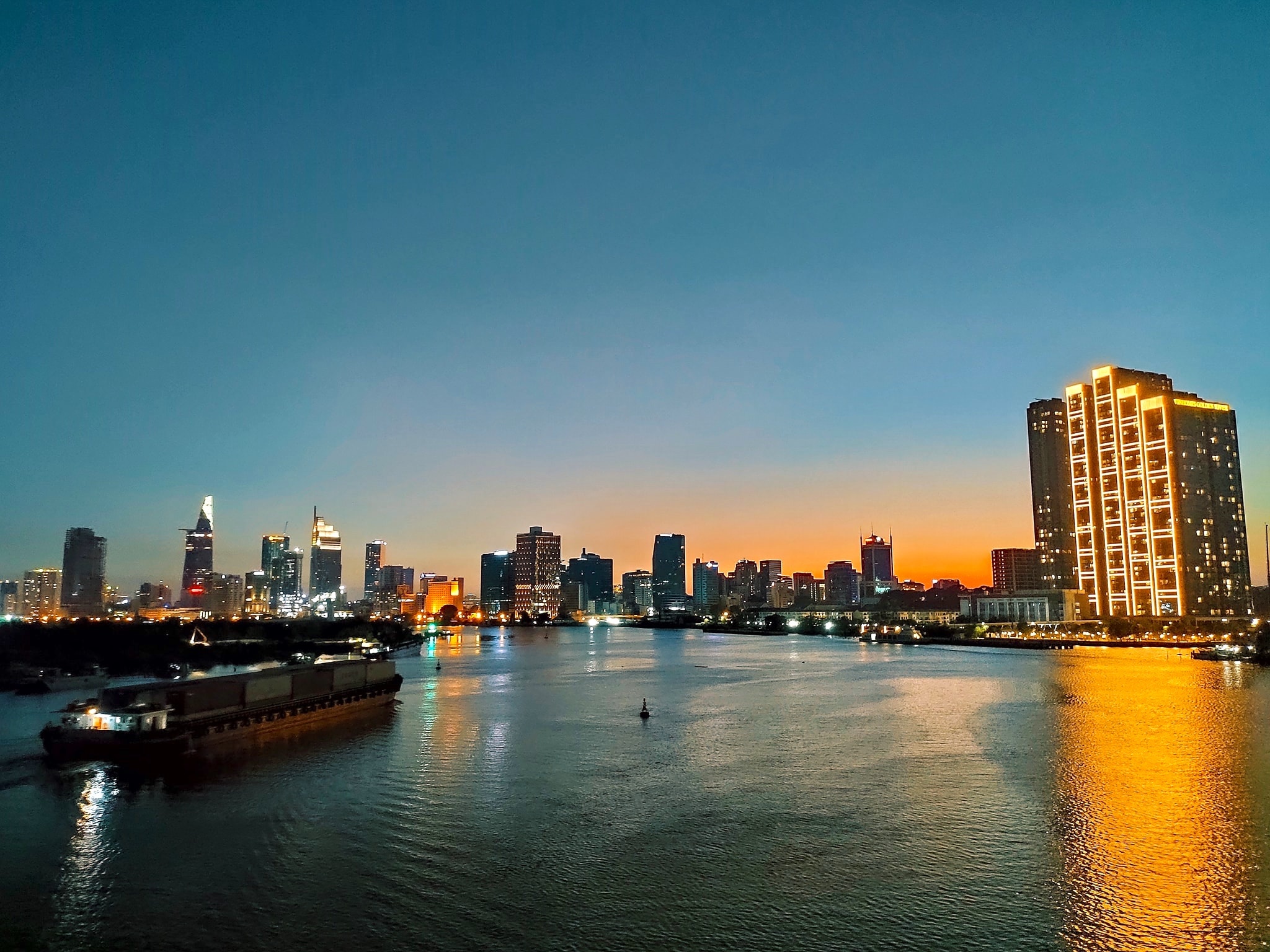 Sai Gon ve dem anh 1