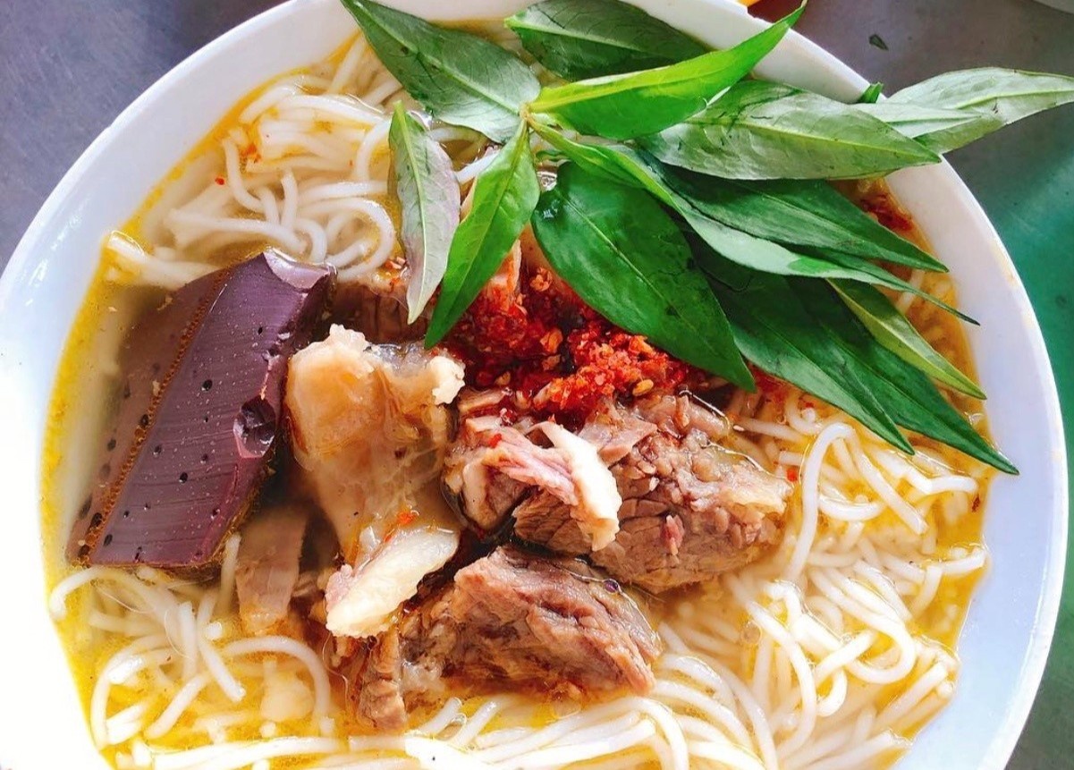 Bun bo va loat mon ngon la o Phan Thiet hinh anh