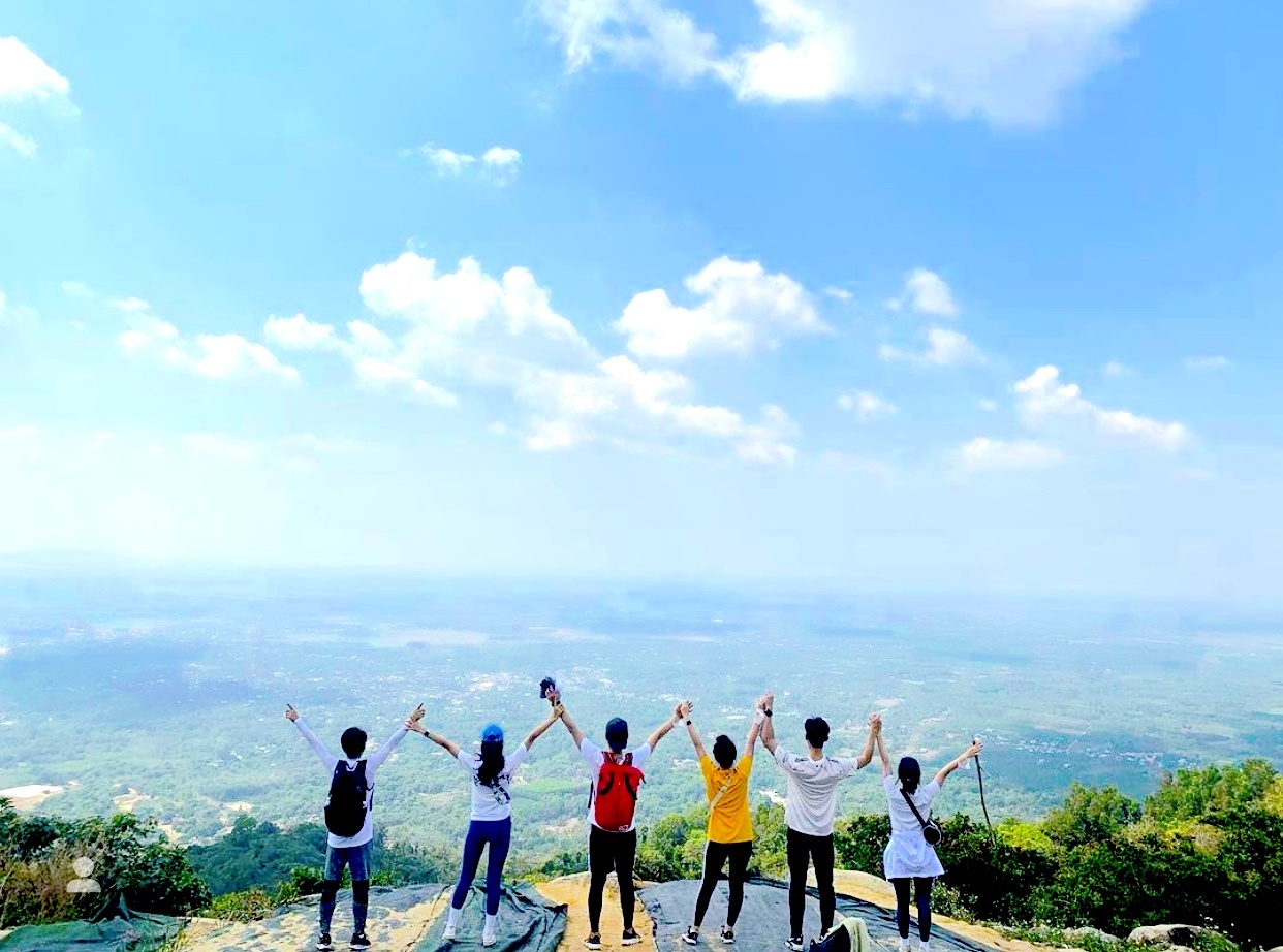 Nhung dinh nui noi tieng Viet Nam anh 1