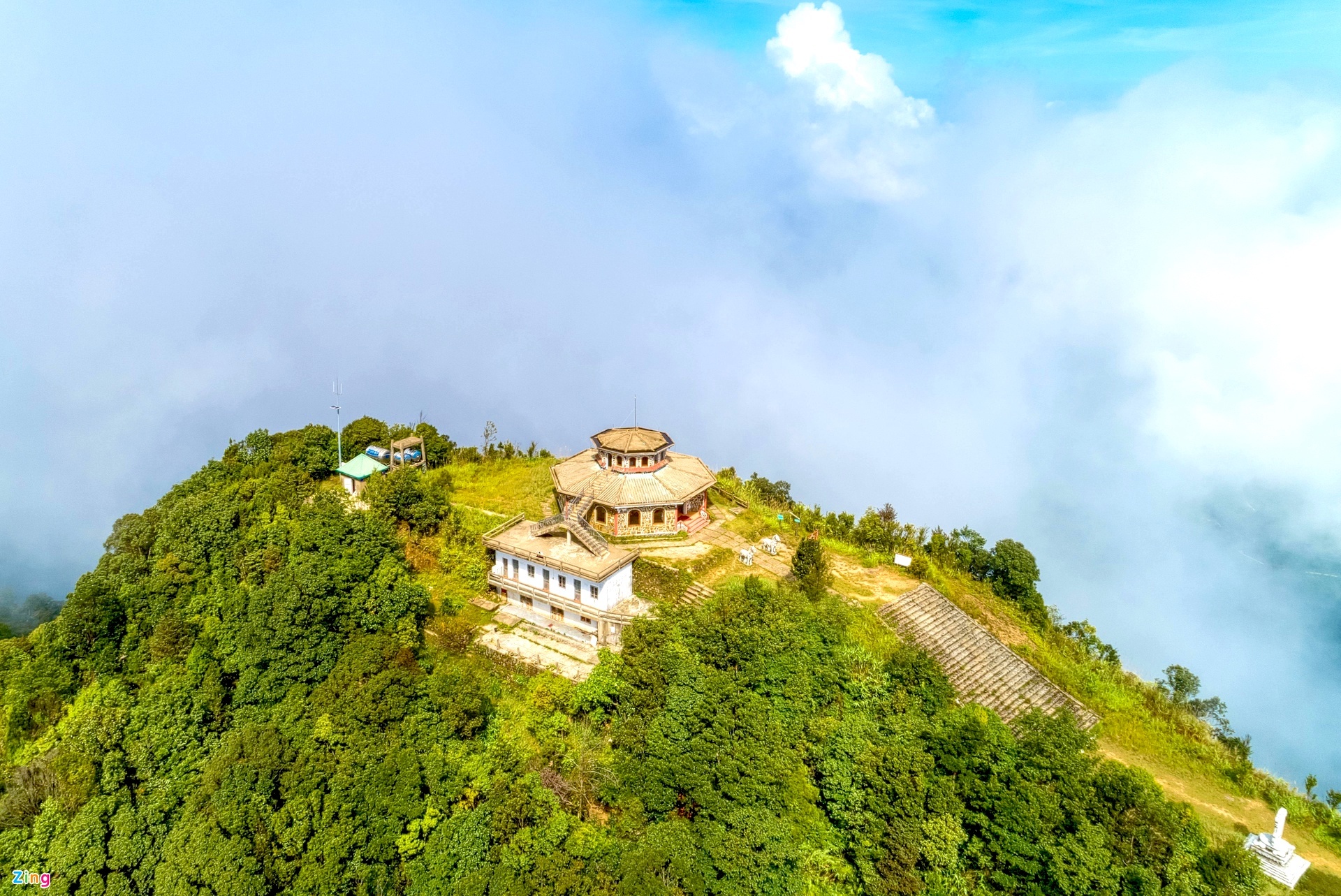 7 dinh nui hut gioi tre chinh phuc o Viet Nam hinh anh