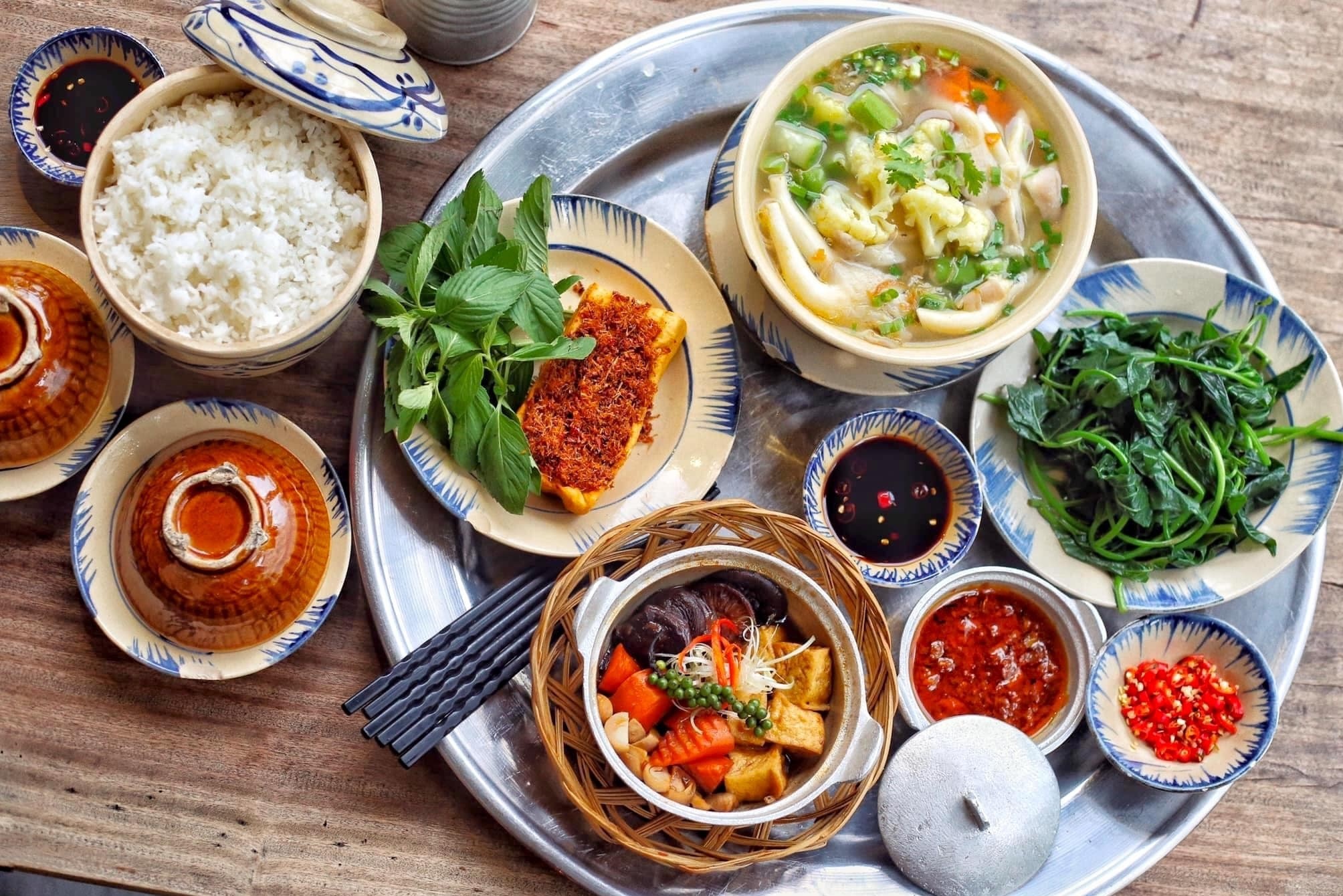 Dat bua com thinh soan cho ngay gian cach o TP.HCM hinh anh