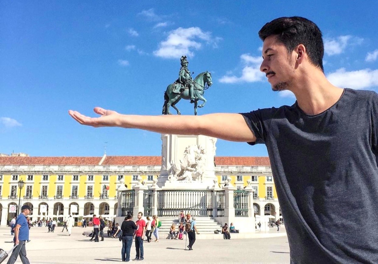 Chang trai sang tao tren nen cong trinh noi tieng hinh anh