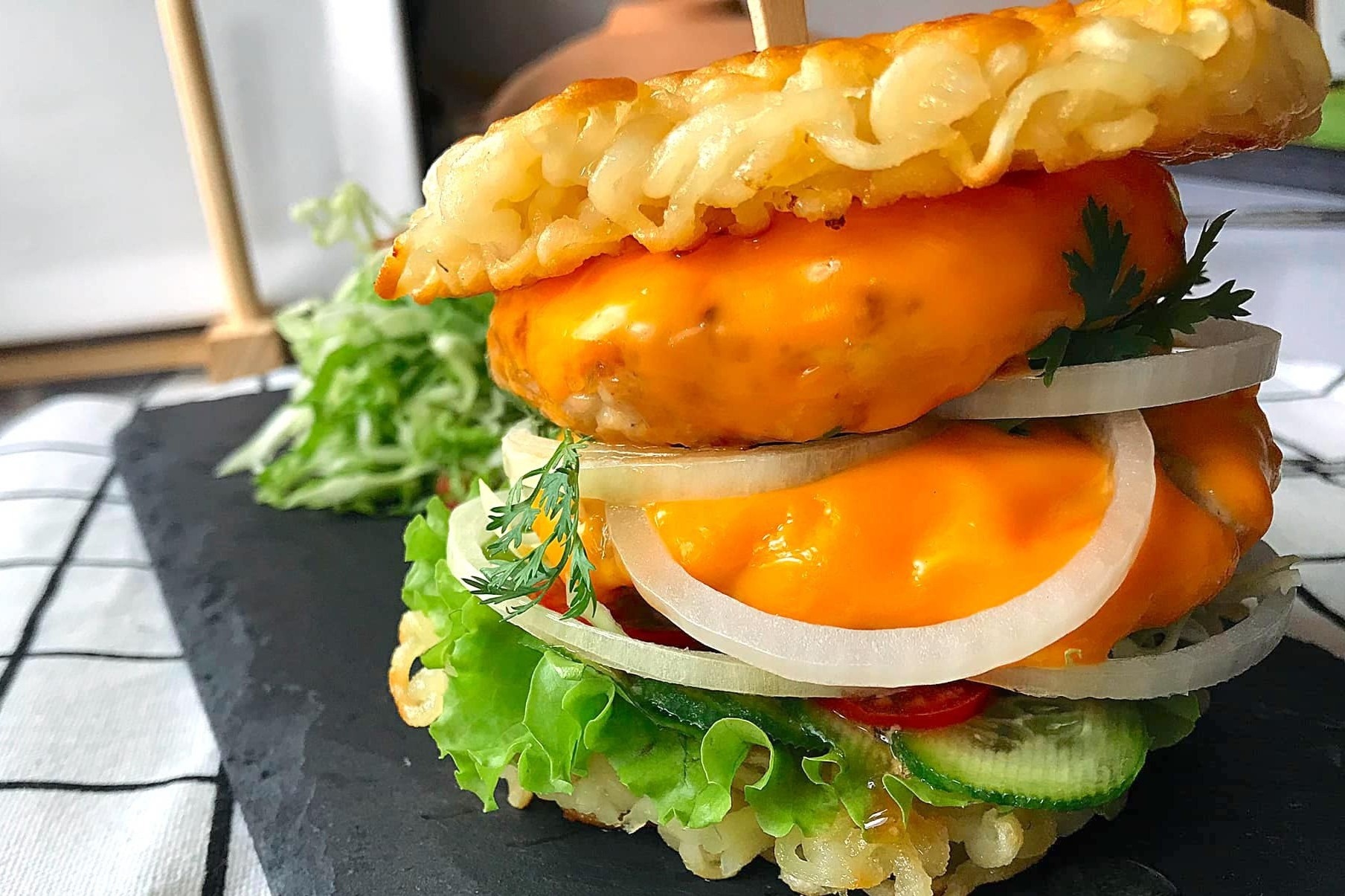 Lam burger mi goi nhanh gon tai nha hinh anh