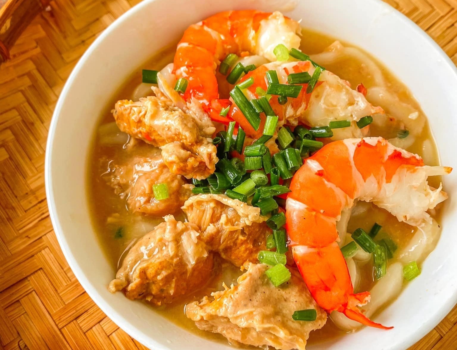 Nau banh canh tom tu nguyen lieu san co hinh anh